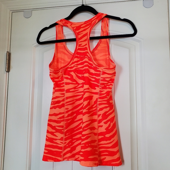 2 ATHLETIC TRAINING TOPS - Picture 3 of 7